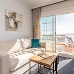 Sunlit 2 Bdrm Apt With View In Centro Plaza